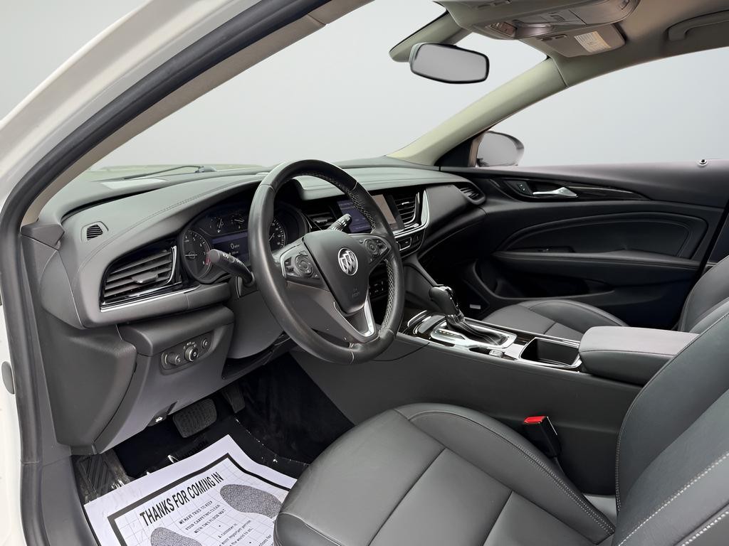 Buick Regal TourX Vehicle Full-screen Gallery Image 24