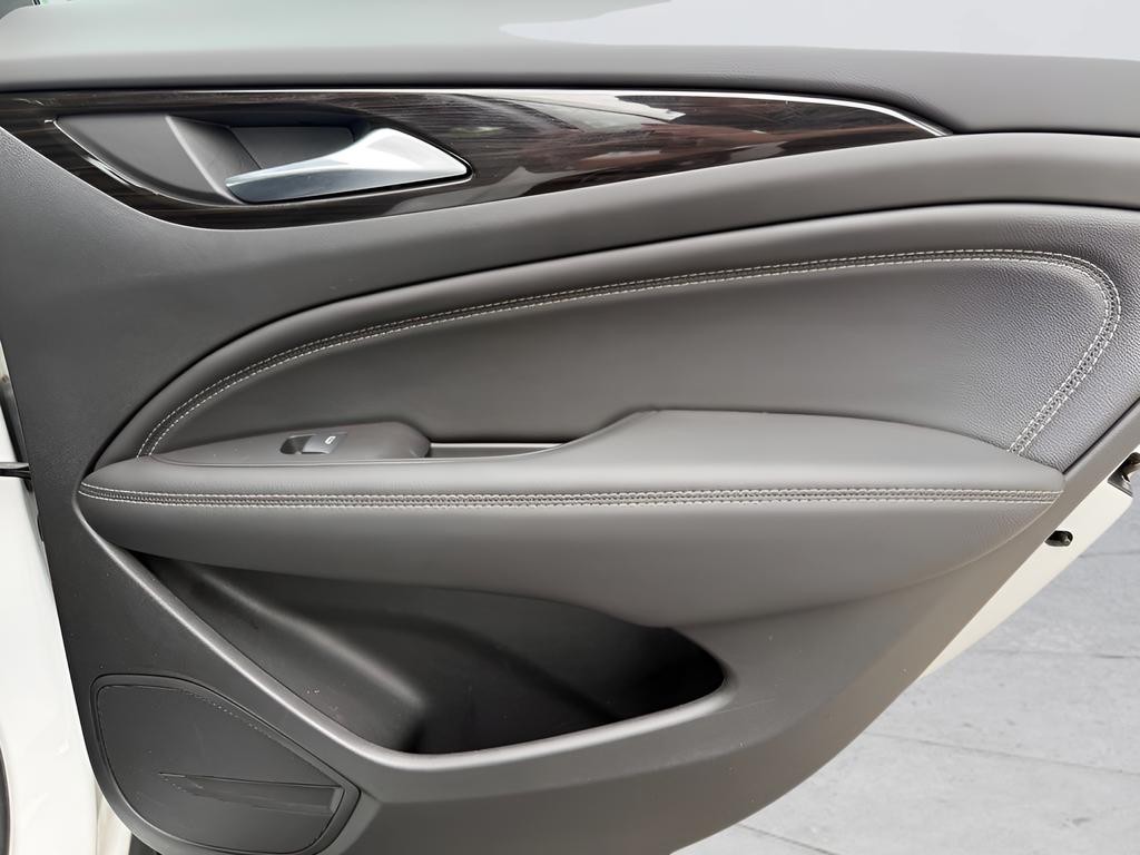 Buick Regal TourX Vehicle Full-screen Gallery Image 26