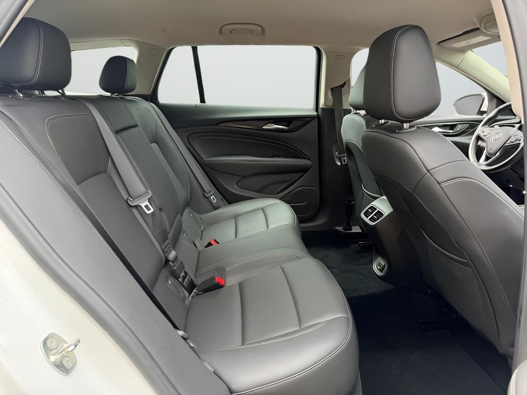 Buick Regal TourX Vehicle Full-screen Gallery Image 27