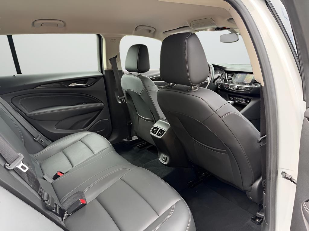Buick Regal TourX Vehicle Full-screen Gallery Image 28