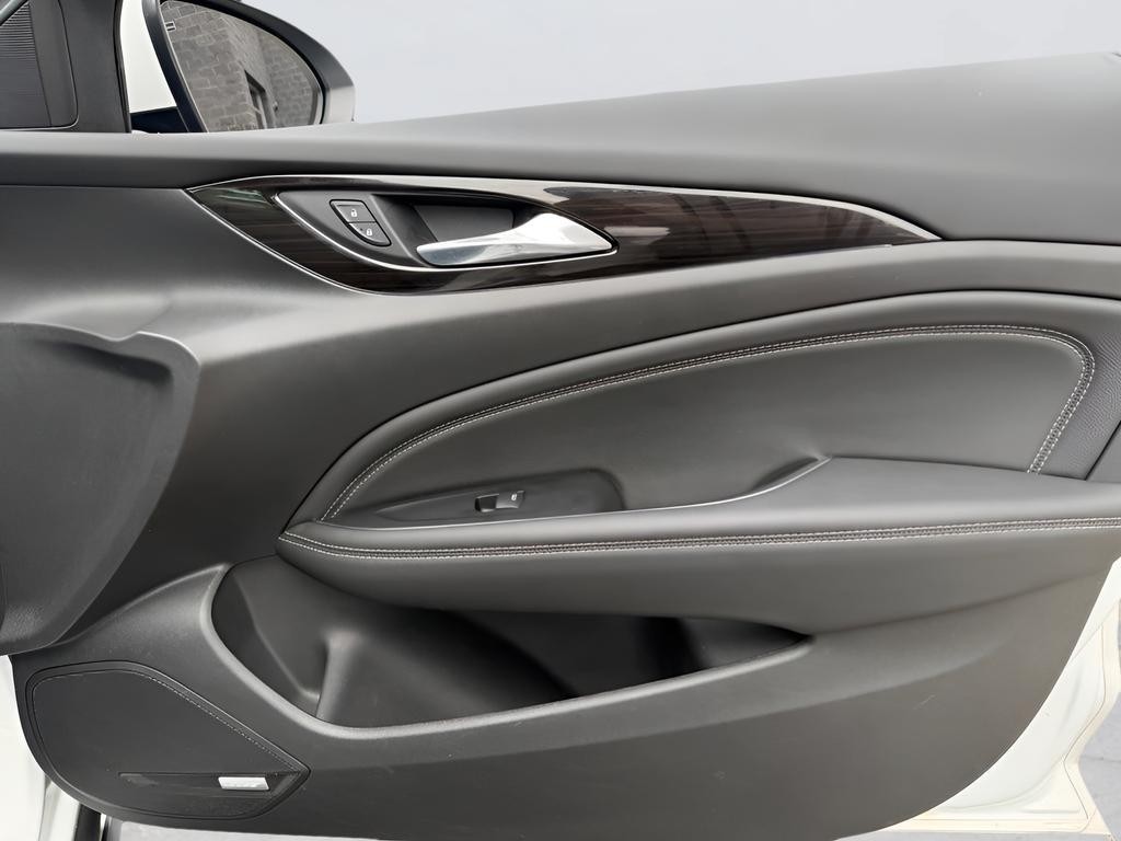 Buick Regal TourX Vehicle Full-screen Gallery Image 29
