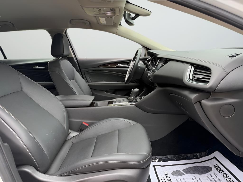 Buick Regal TourX Vehicle Full-screen Gallery Image 30