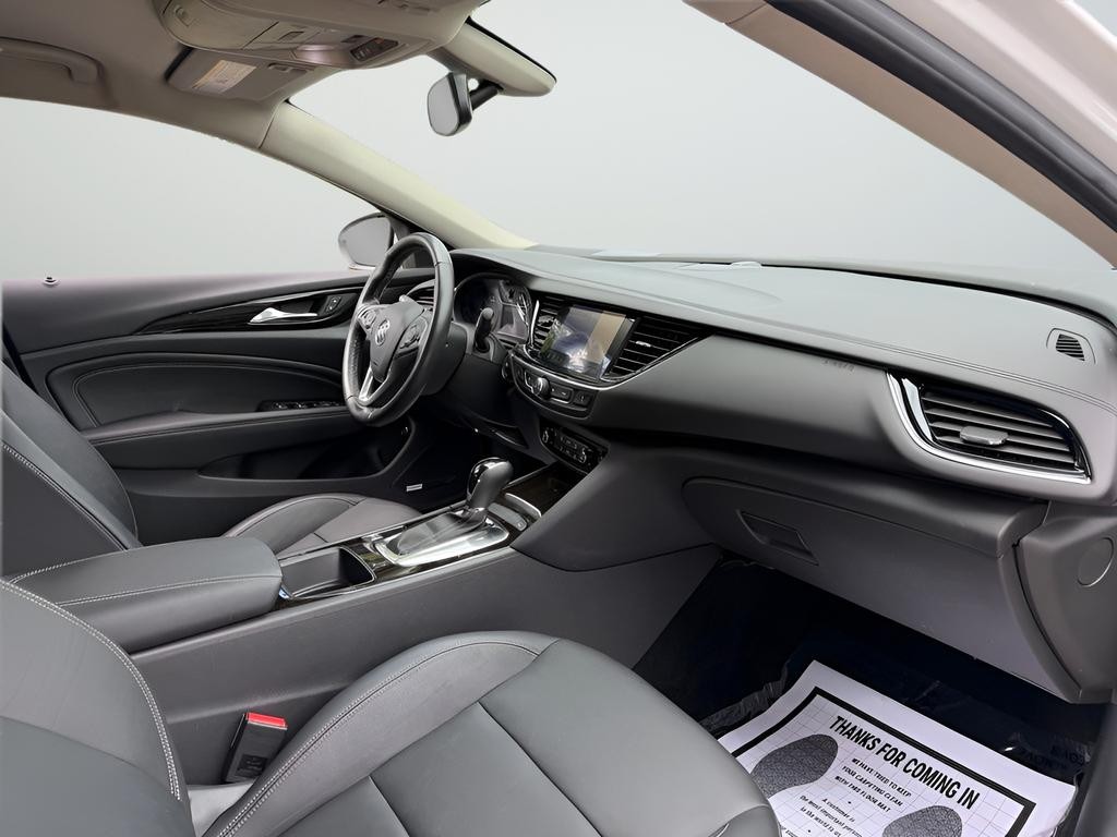 Buick Regal TourX Vehicle Full-screen Gallery Image 31