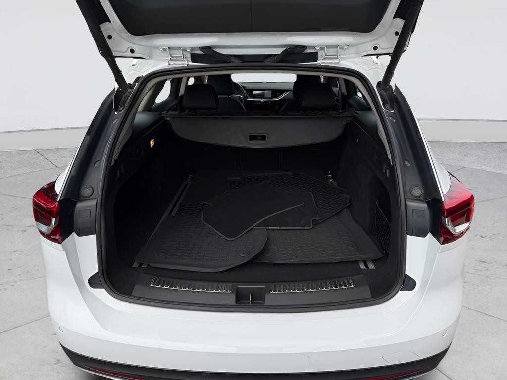 Buick Regal TourX Vehicle Full-screen Gallery Image 32