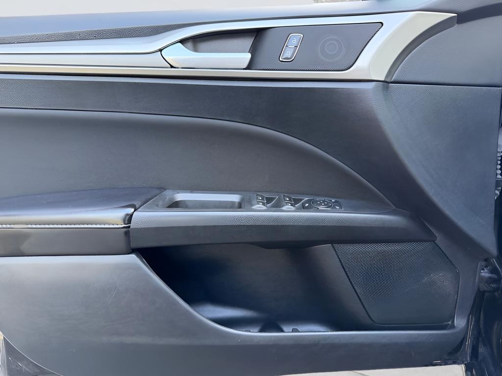 Ford Fusion Vehicle Full-screen Gallery Image 09