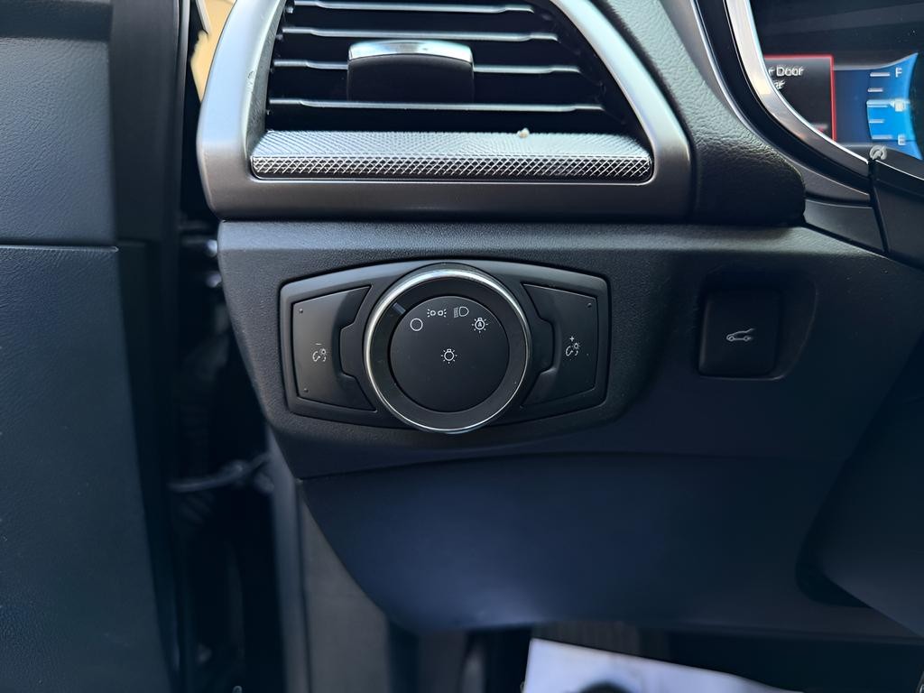 Ford Fusion Vehicle Full-screen Gallery Image 10