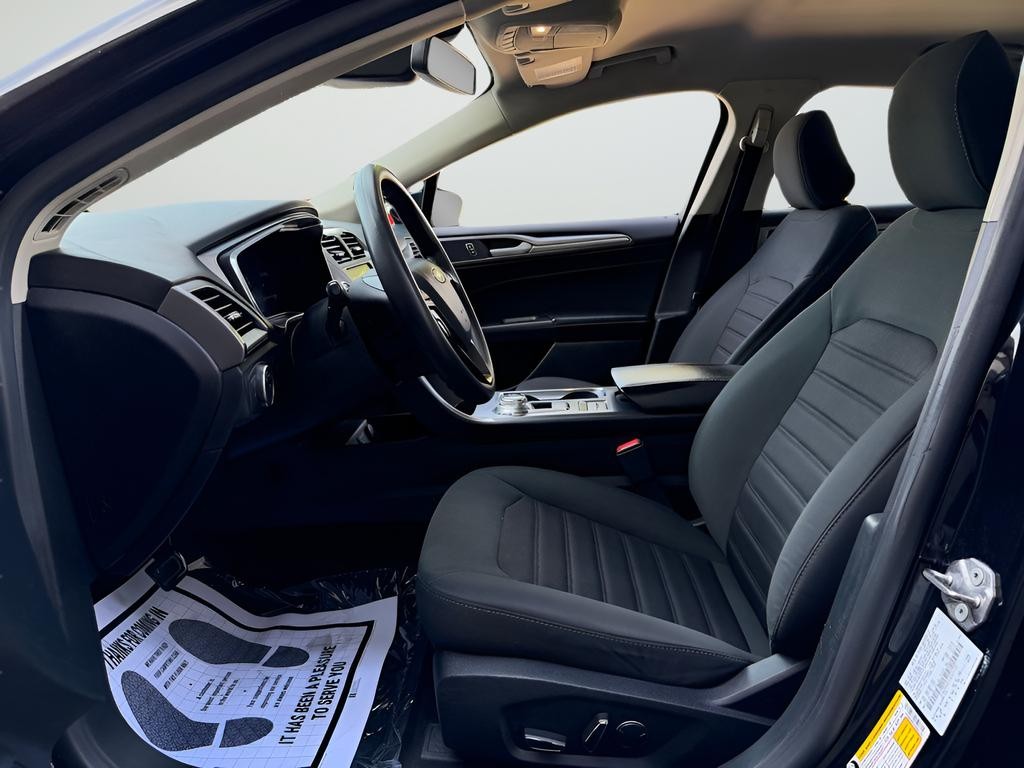 Ford Fusion Vehicle Full-screen Gallery Image 11