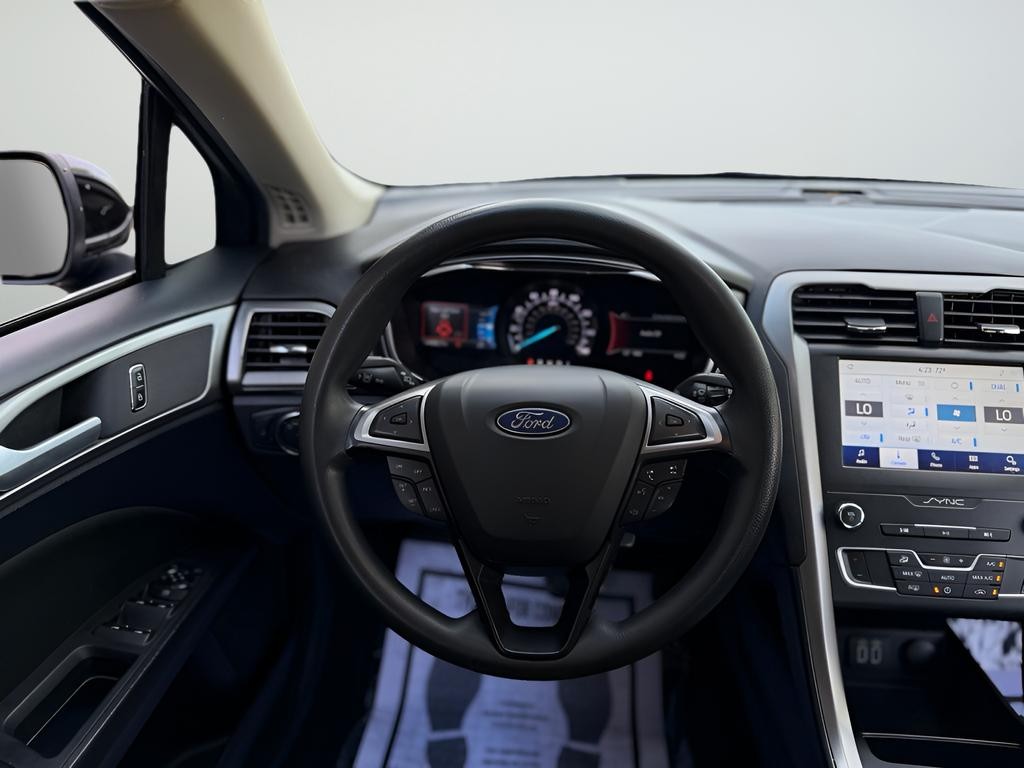 Ford Fusion Vehicle Full-screen Gallery Image 14
