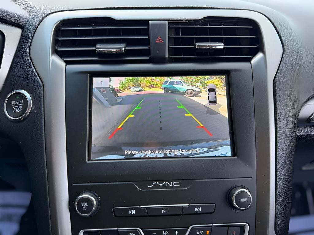 Ford Fusion Vehicle Full-screen Gallery Image 17