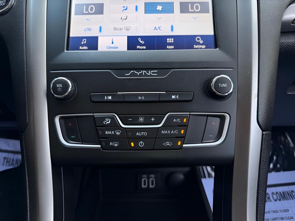 Ford Fusion Vehicle Full-screen Gallery Image 18