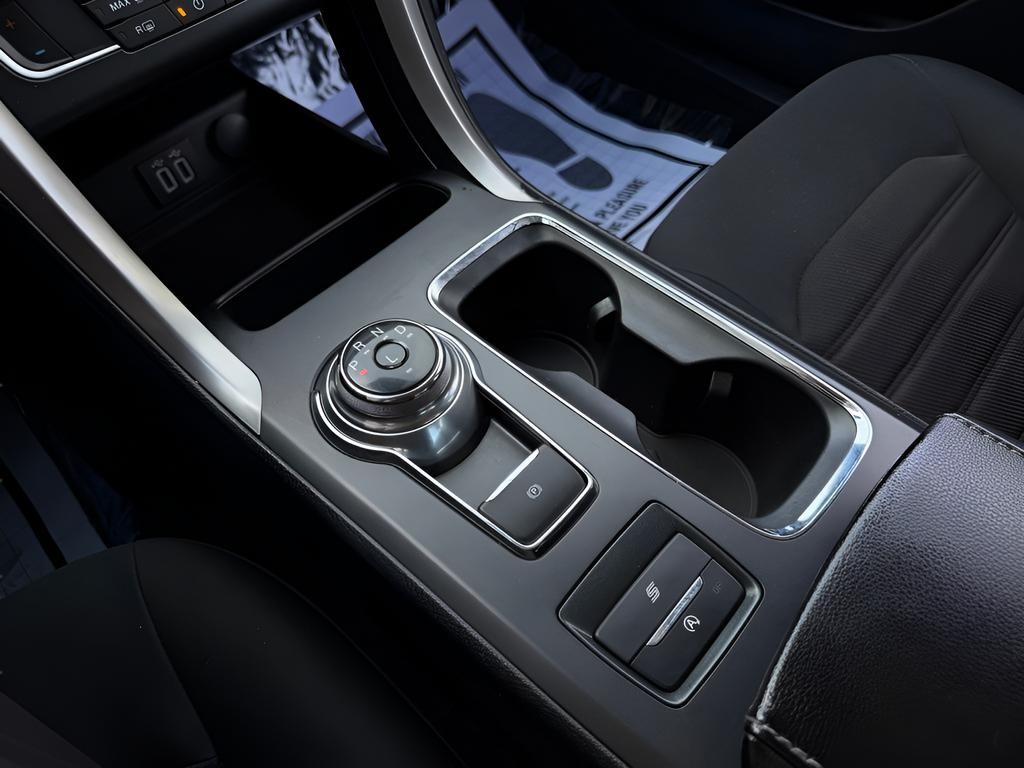 Ford Fusion Vehicle Full-screen Gallery Image 19
