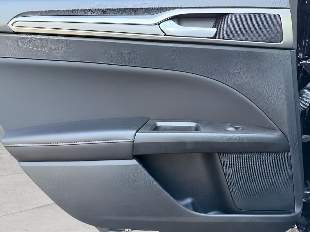 Ford Fusion Vehicle Full-screen Gallery Image 20
