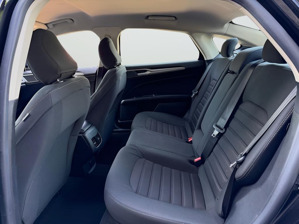 Ford Fusion Vehicle Full-screen Gallery Image 21