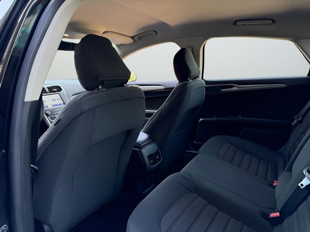 Ford Fusion Vehicle Full-screen Gallery Image 22