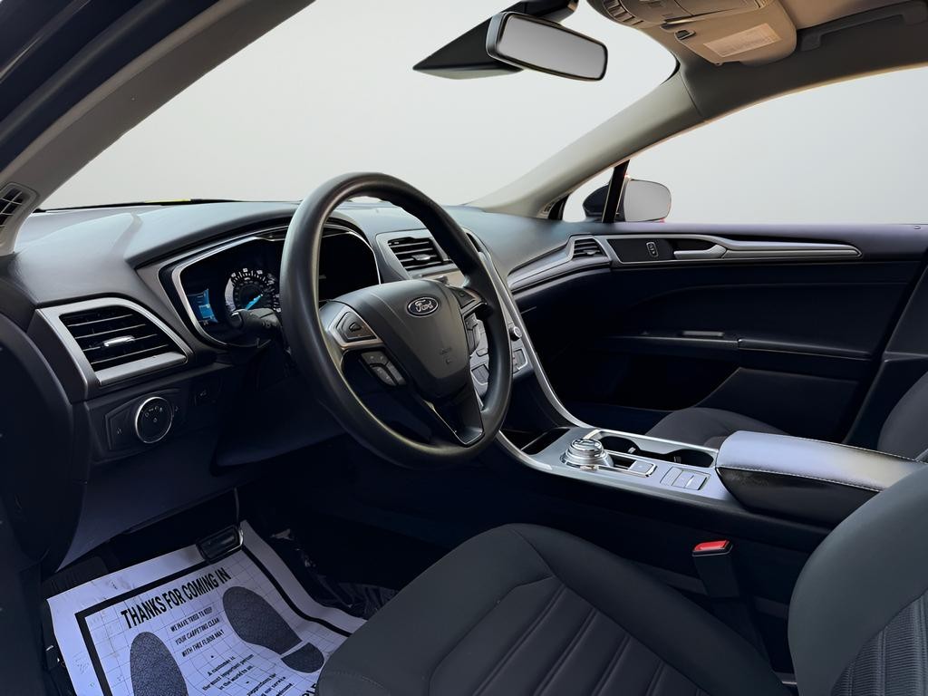 Ford Fusion Vehicle Full-screen Gallery Image 23