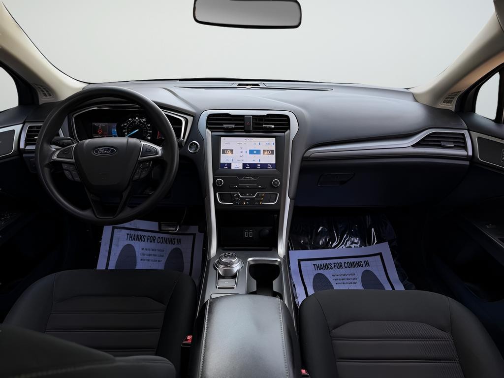 Ford Fusion Vehicle Full-screen Gallery Image 24