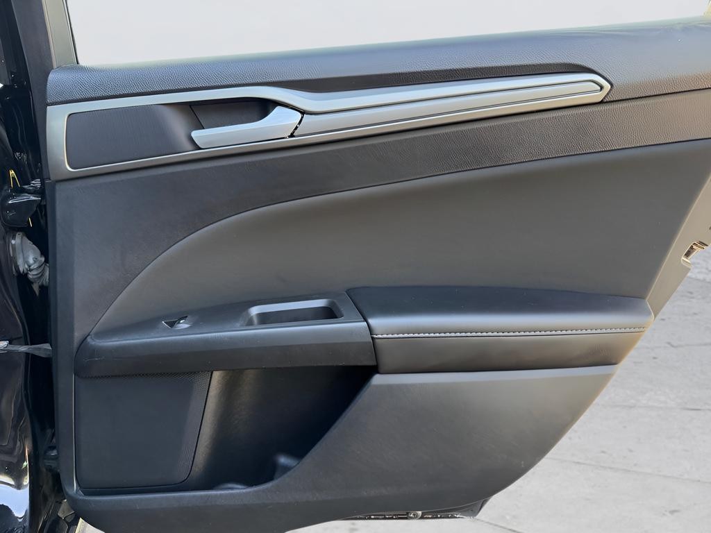 Ford Fusion Vehicle Full-screen Gallery Image 25