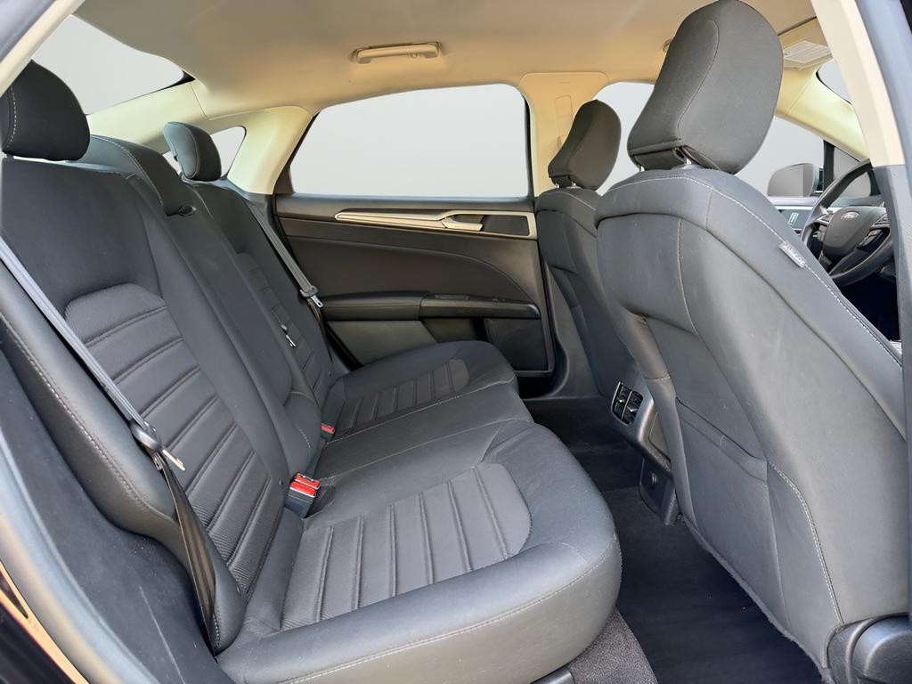 Ford Fusion Vehicle Full-screen Gallery Image 26