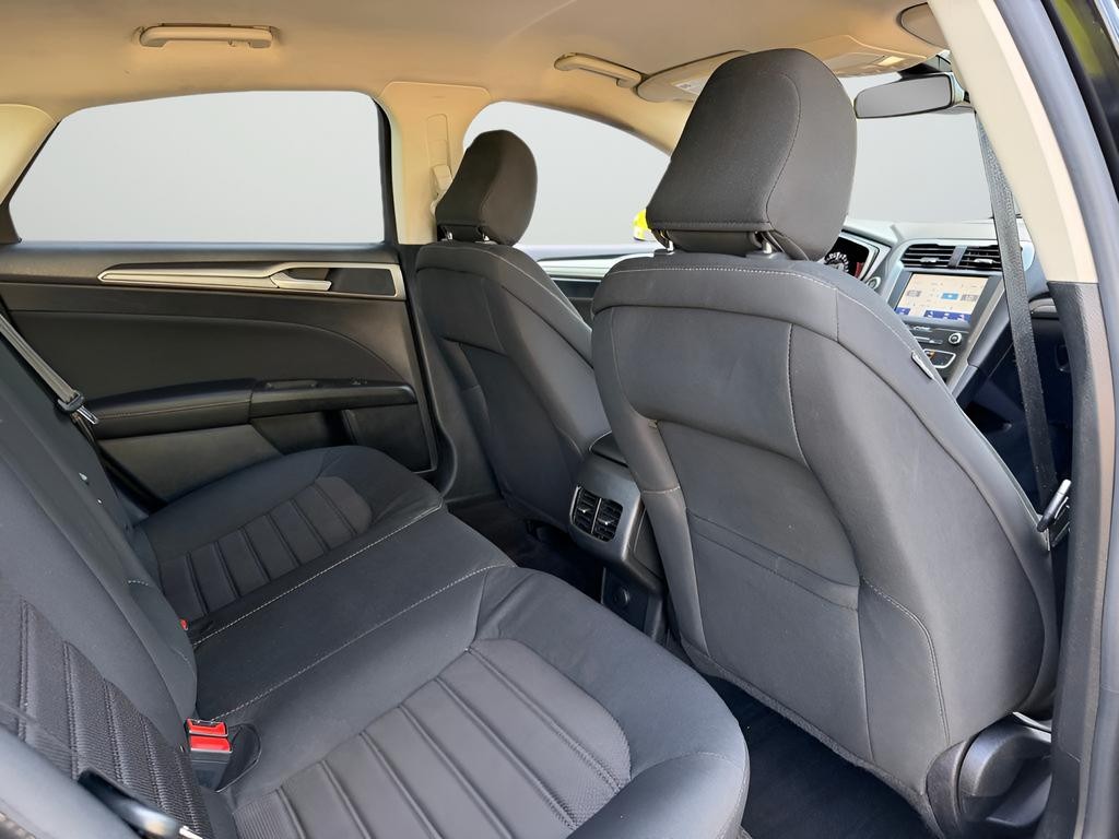 Ford Fusion Vehicle Full-screen Gallery Image 27