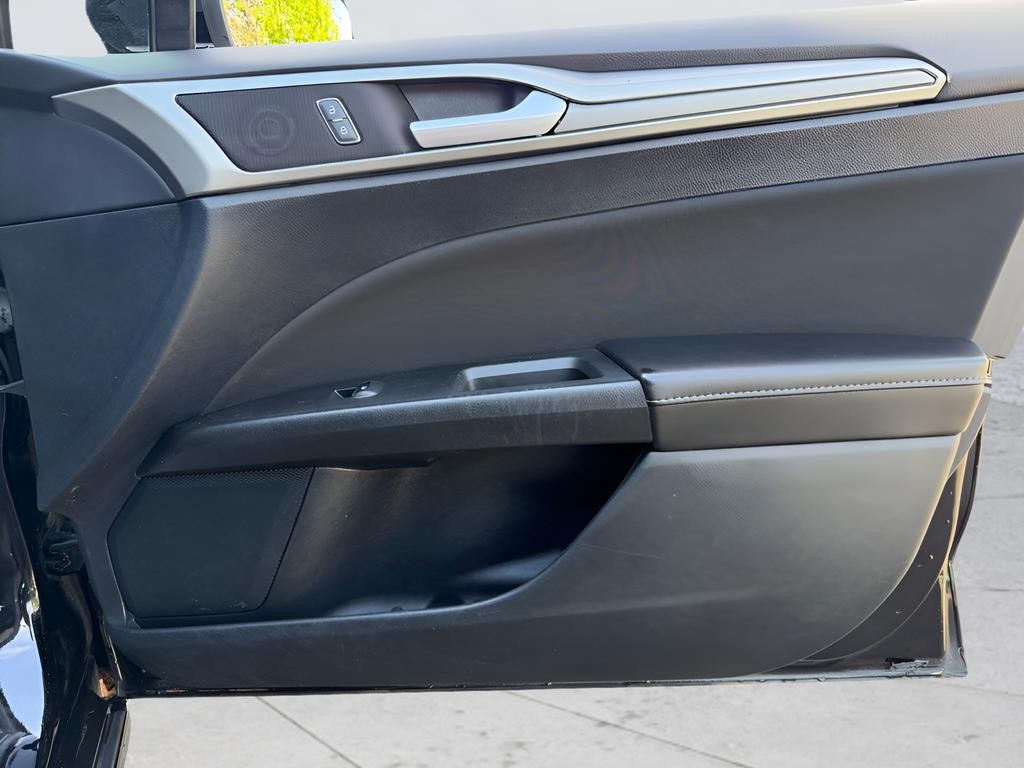 Ford Fusion Vehicle Full-screen Gallery Image 28
