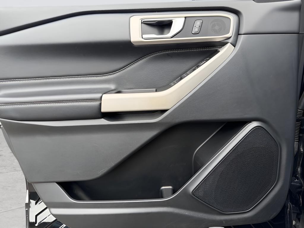 Ford Explorer Vehicle Full-screen Gallery Image 09