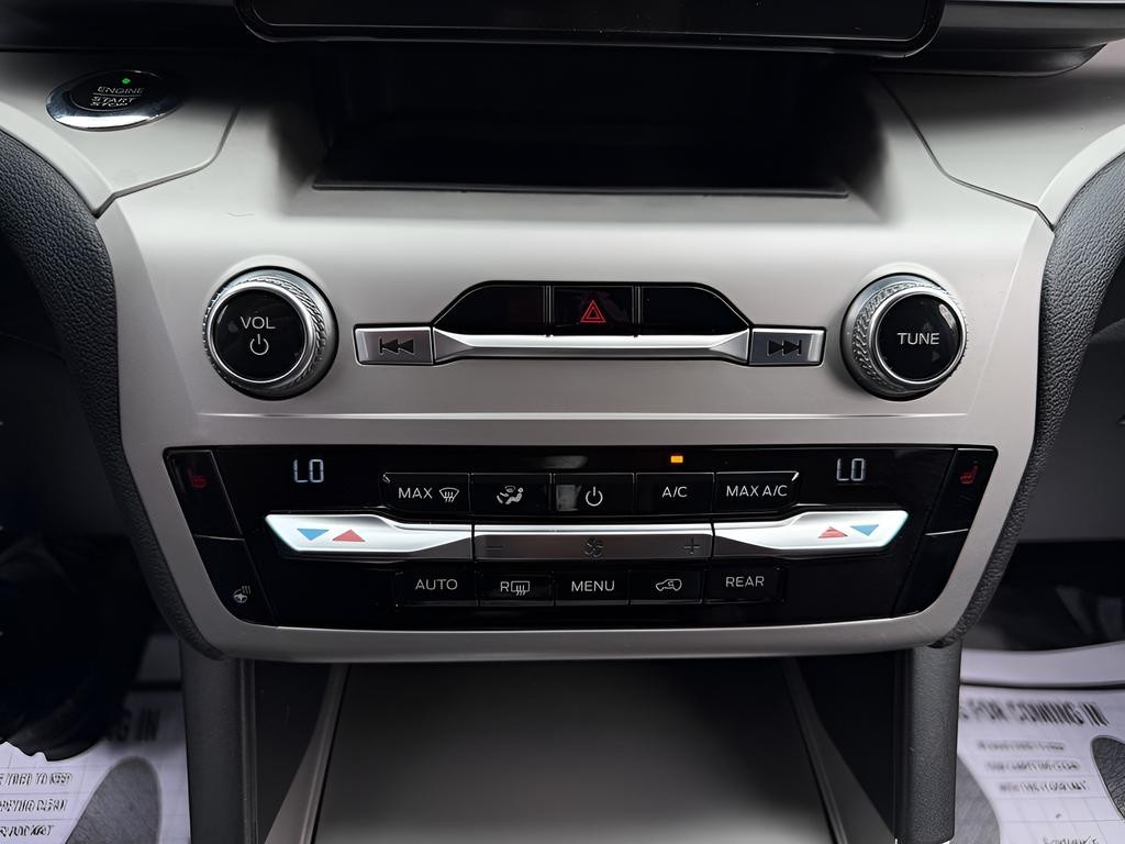 Ford Explorer Vehicle Full-screen Gallery Image 18