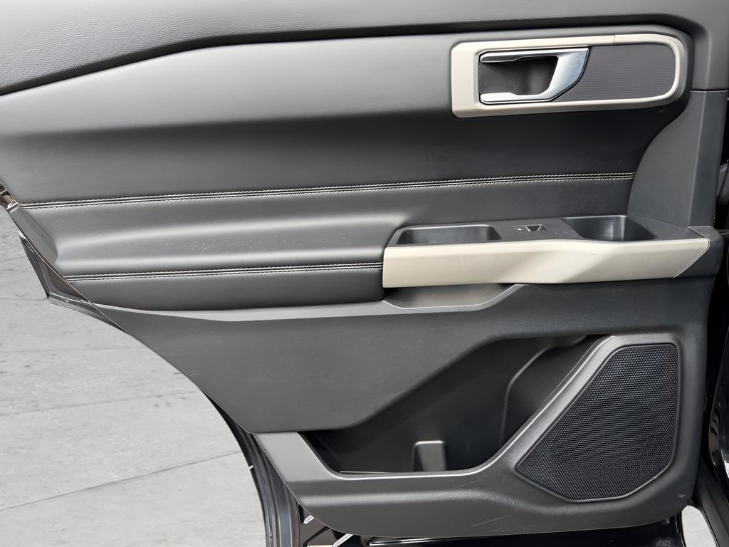 Ford Explorer Vehicle Full-screen Gallery Image 21