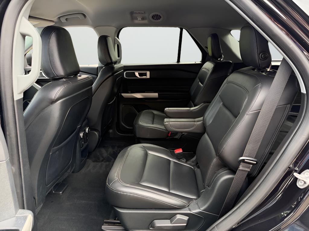 Ford Explorer Vehicle Full-screen Gallery Image 22