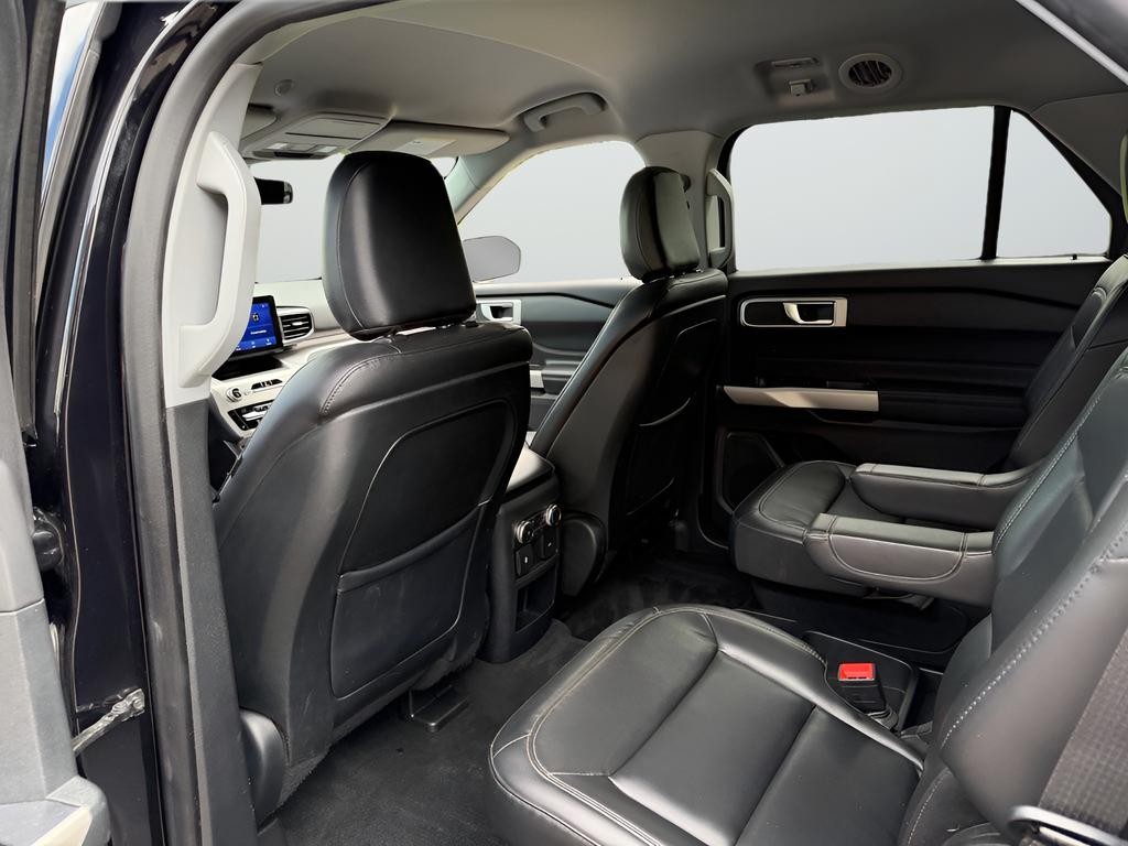 Ford Explorer Vehicle Full-screen Gallery Image 23