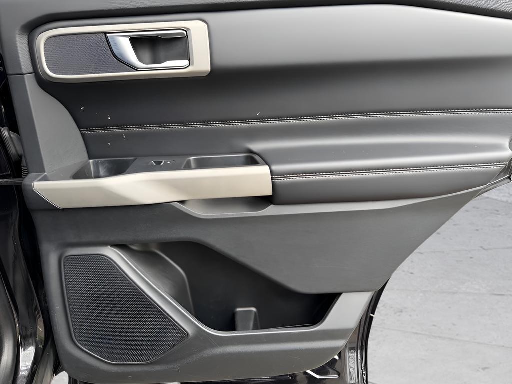 Ford Explorer Vehicle Full-screen Gallery Image 26