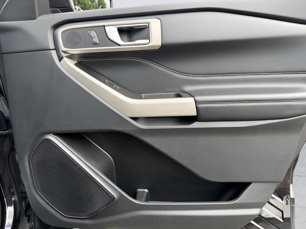 Ford Explorer Vehicle Full-screen Gallery Image 29