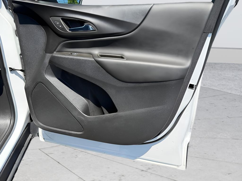 Chevrolet Equinox Vehicle Full-screen Gallery Image 12