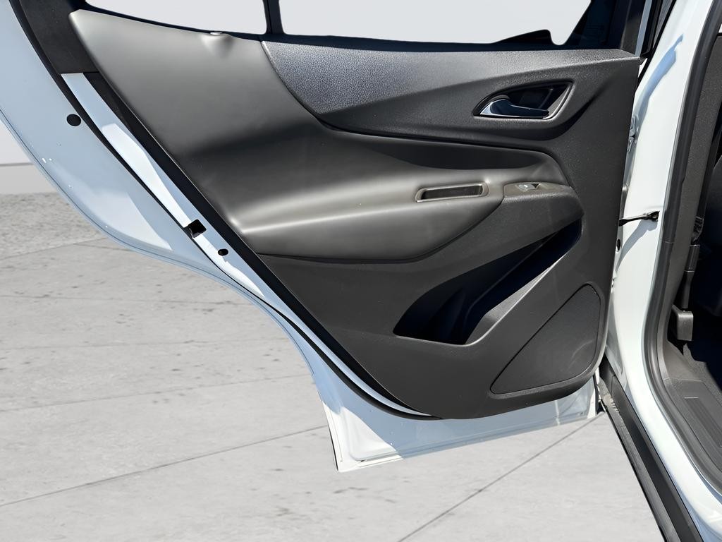 Chevrolet Equinox Vehicle Full-screen Gallery Image 17