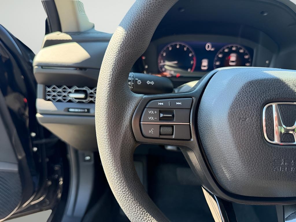 Honda Accord Sedan Vehicle Full-screen Gallery Image 11