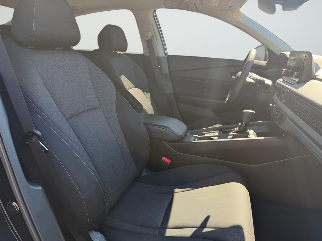 Honda Accord Sedan Vehicle Full-screen Gallery Image 27