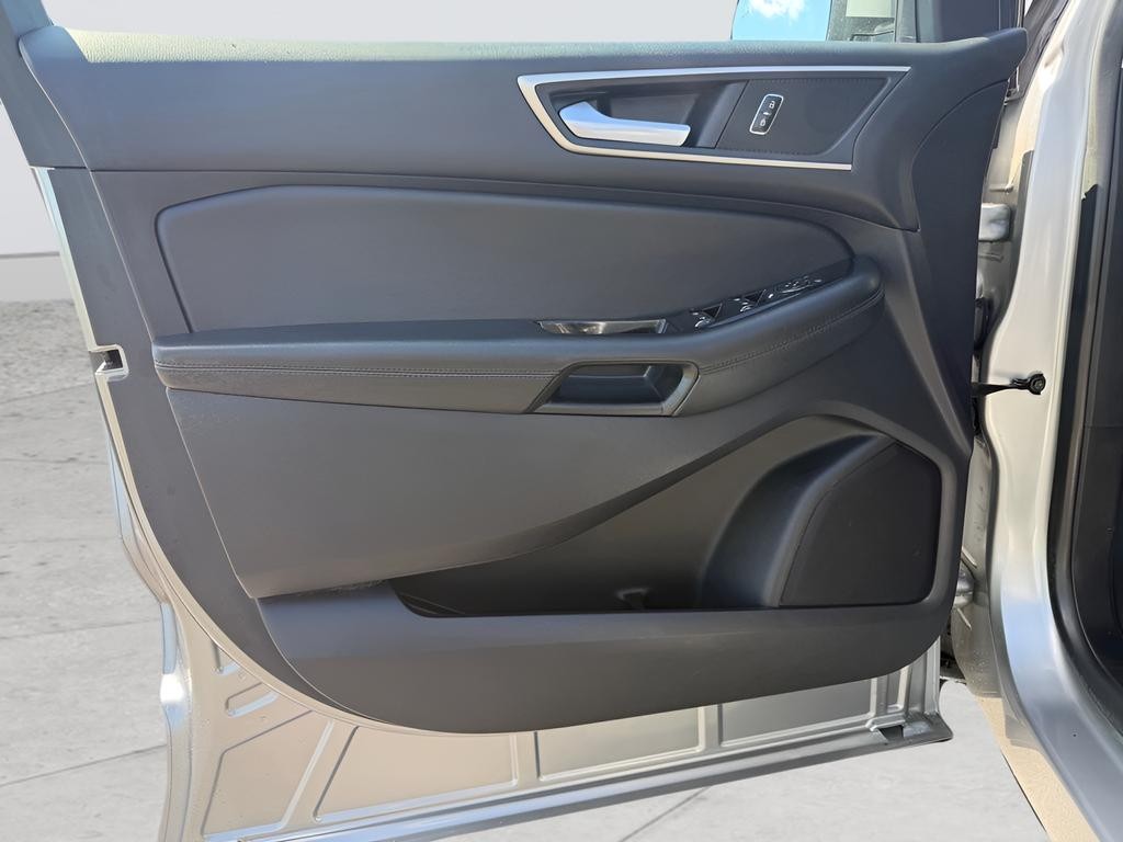 Ford Edge Vehicle Full-screen Gallery Image 09