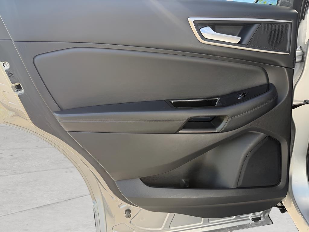 Ford Edge Vehicle Full-screen Gallery Image 20