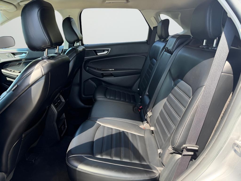 Ford Edge Vehicle Full-screen Gallery Image 22