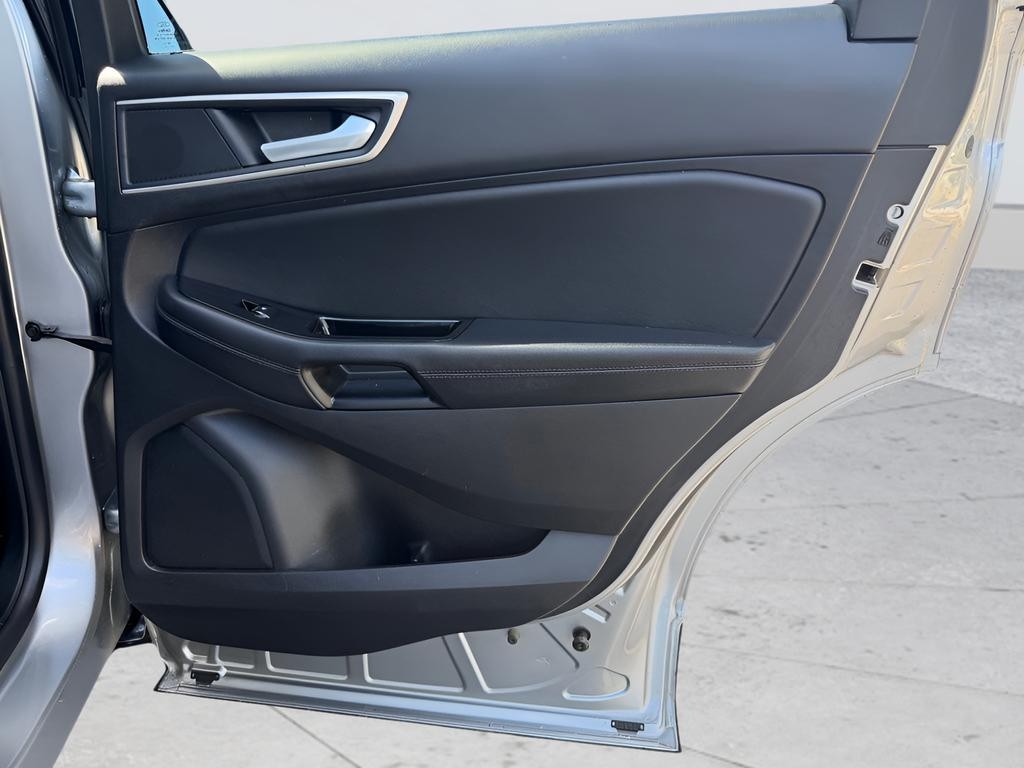 Ford Edge Vehicle Full-screen Gallery Image 23