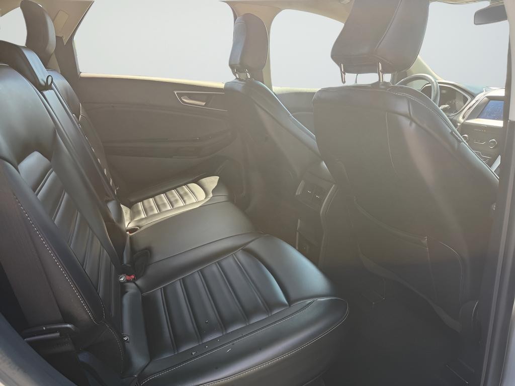Ford Edge Vehicle Full-screen Gallery Image 24