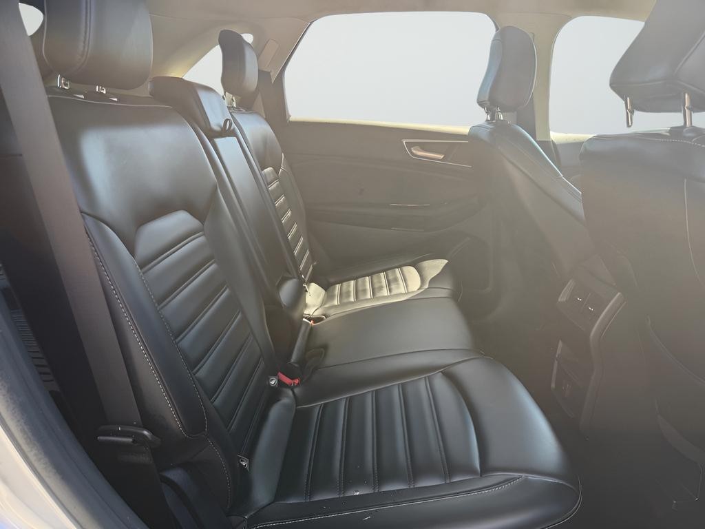 Ford Edge Vehicle Full-screen Gallery Image 25