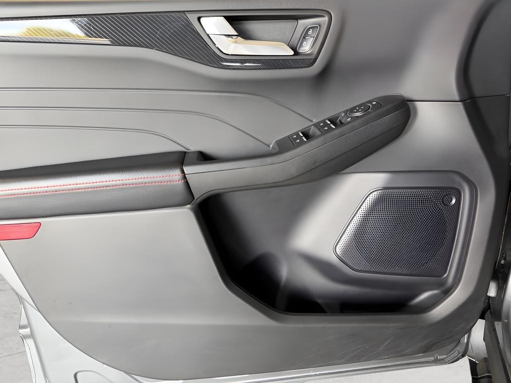 Ford Escape Vehicle Full-screen Gallery Image 09