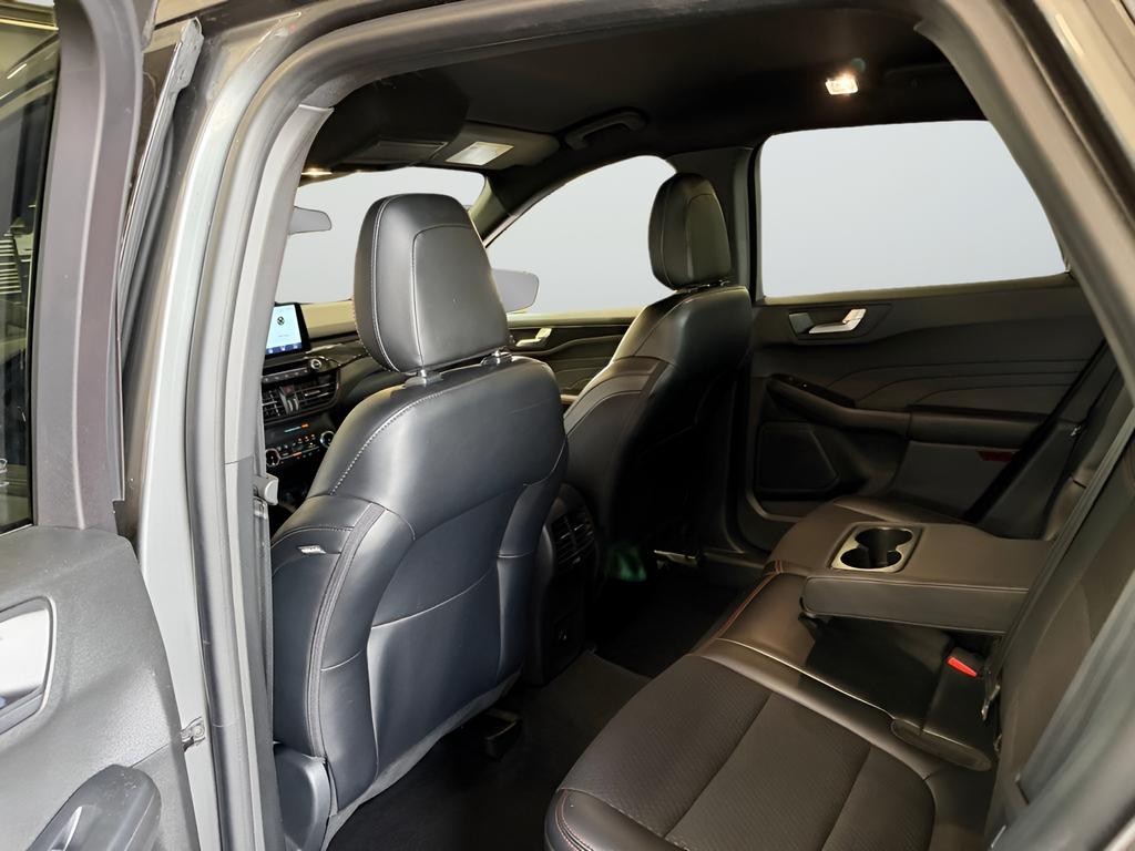 Ford Escape Vehicle Full-screen Gallery Image 22