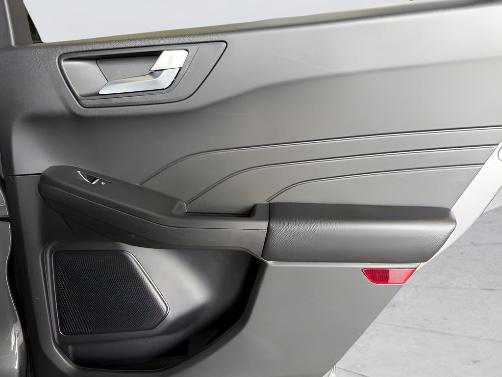 Ford Escape Vehicle Full-screen Gallery Image 25