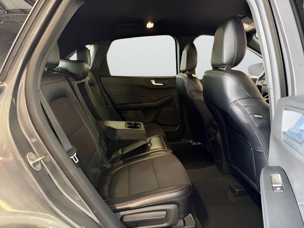 Ford Escape Vehicle Full-screen Gallery Image 26