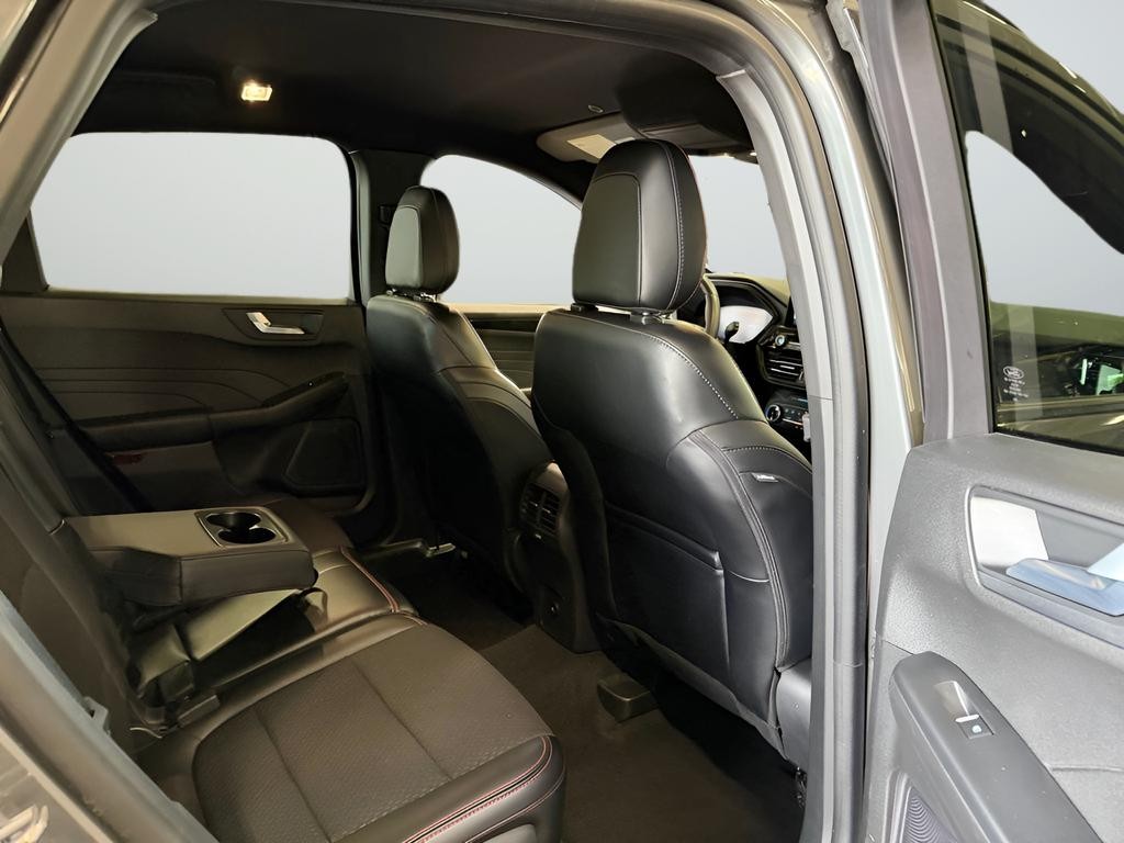Ford Escape Vehicle Full-screen Gallery Image 27