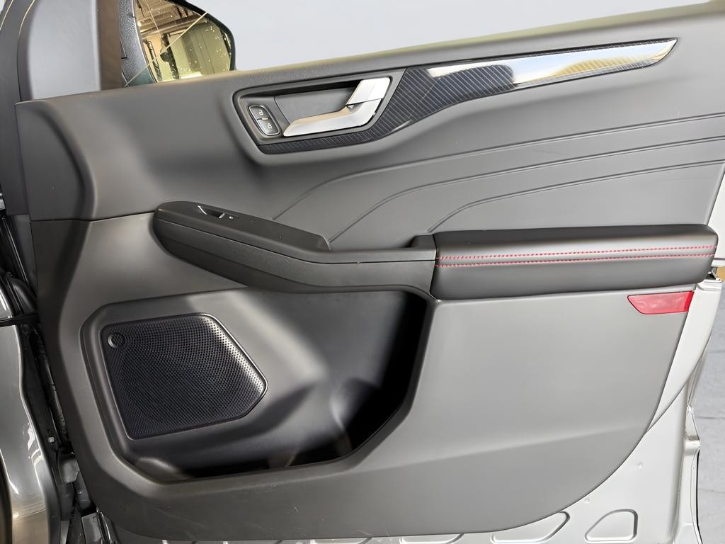 Ford Escape Vehicle Full-screen Gallery Image 28