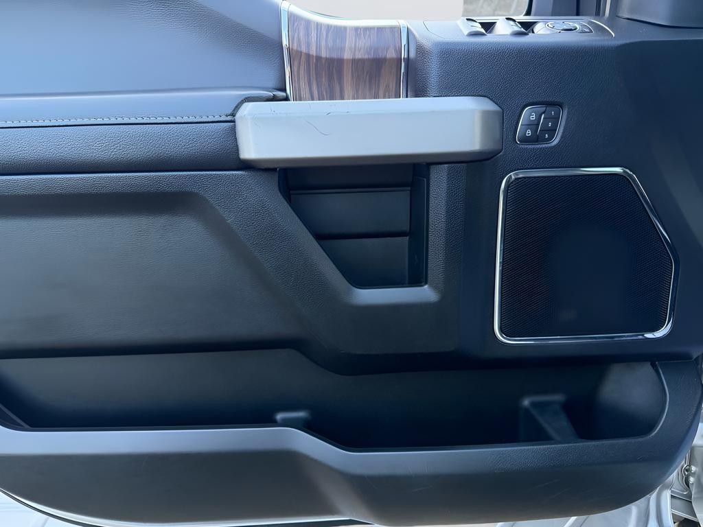 Ford F-150 Vehicle Full-screen Gallery Image 09