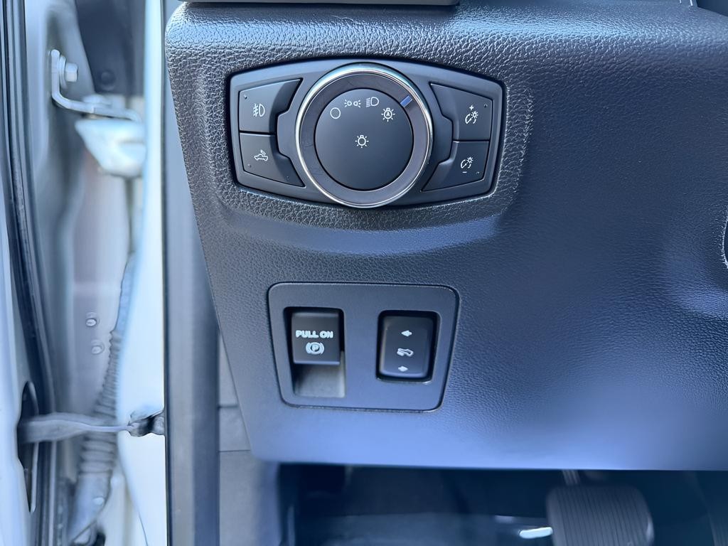 Ford F-150 Vehicle Full-screen Gallery Image 11