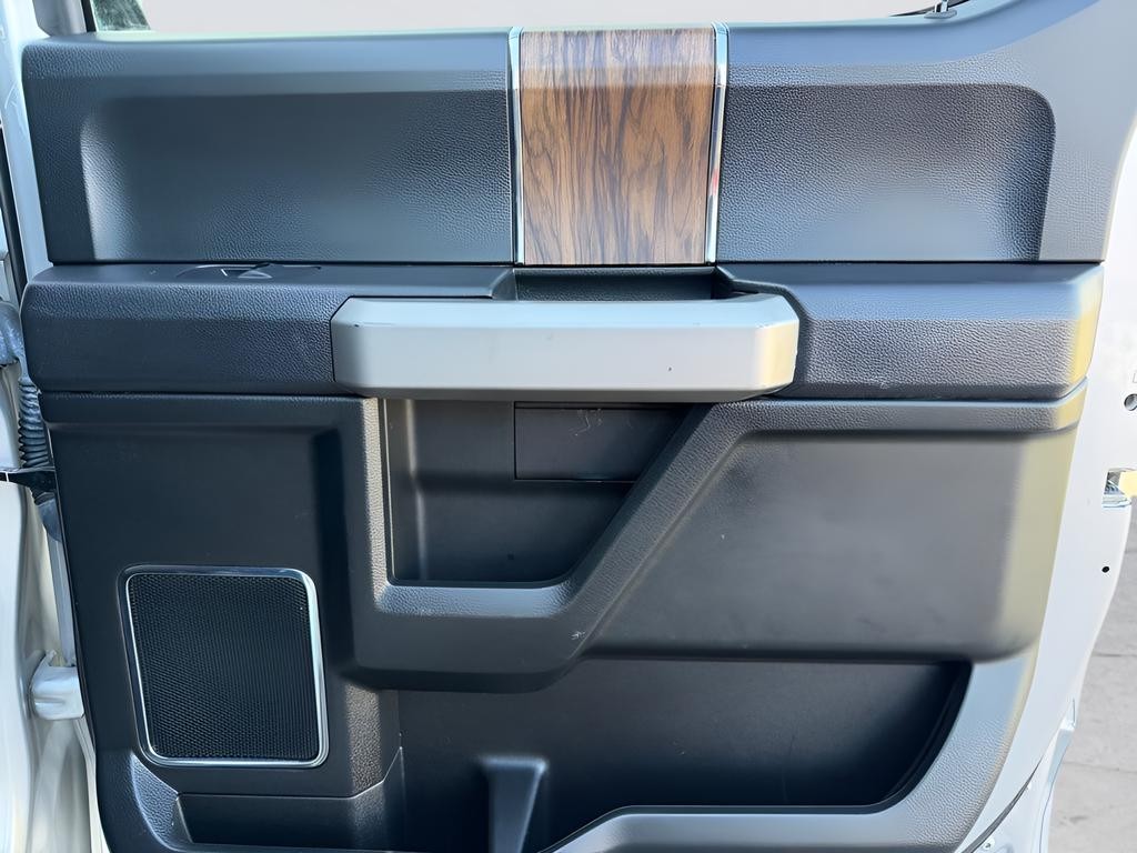 Ford F-150 Vehicle Full-screen Gallery Image 23